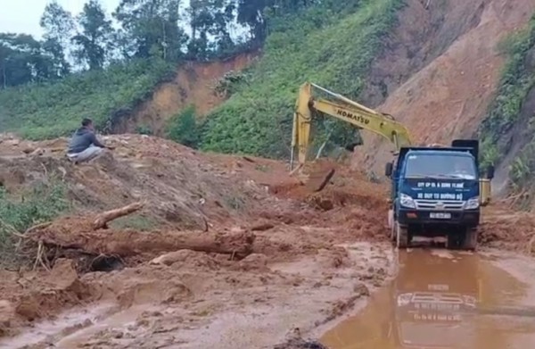 Xử lý hơn 6 nghìn khối đất, đá sạt lở, thông đường Hồ Chí Minh qua Thừa Thiên Huế - 3