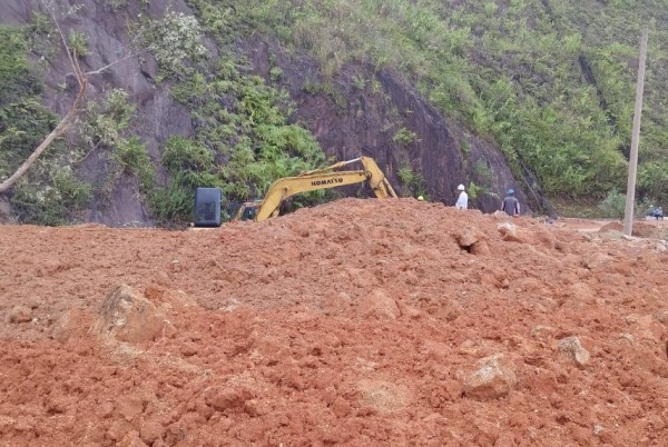 Xử lý hơn 6 nghìn khối đất, đá sạt lở, thông đường Hồ Chí Minh qua Thừa Thiên Huế - 2