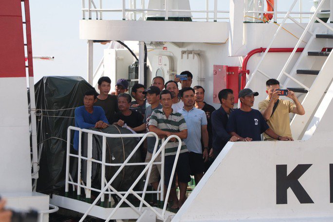 Hình ảnh đưa 78 ngư dân Quảng Nam gặp nạn trên biển và 2 thi thể vào bờ - 1