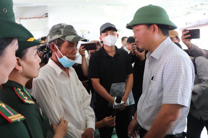 Hình ảnh đưa 78 ngư dân Quảng Nam gặp nạn trên biển và 2 thi thể vào bờ - 4