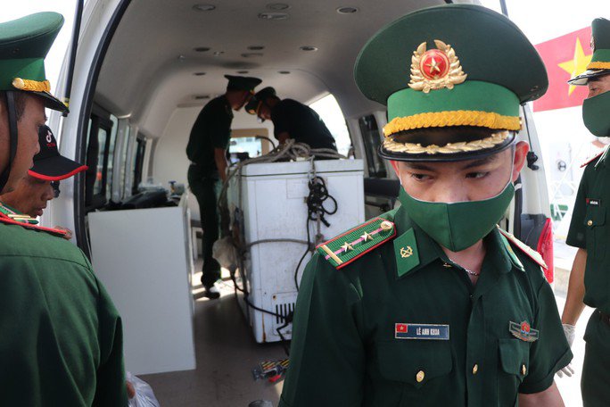 Hình ảnh đưa 78 ngư dân Quảng Nam gặp nạn trên biển và 2 thi thể vào bờ - 5