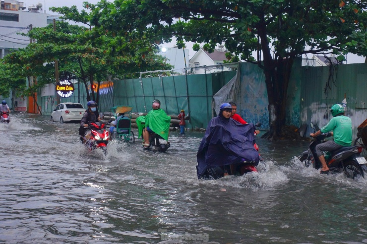Người dân TPHCM bì bõm lội nước sau cơn mưa trắng trời chiều cuối tuần - 1
