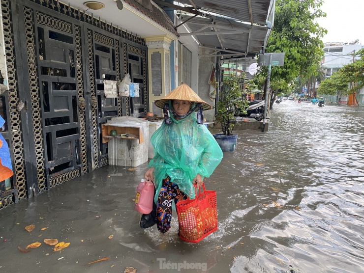 Người dân TPHCM bì bõm lội nước sau cơn mưa trắng trời chiều cuối tuần - 2