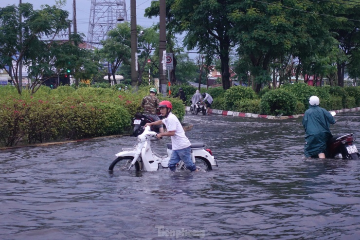 Người dân TPHCM bì bõm lội nước sau cơn mưa trắng trời chiều cuối tuần - 6