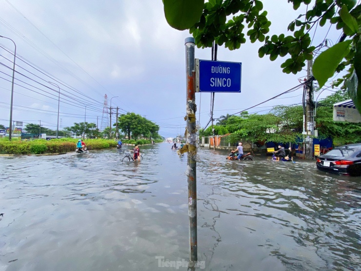 Người dân TPHCM bì bõm lội nước sau cơn mưa trắng trời chiều cuối tuần - 7