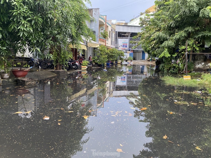 Người dân TPHCM bì bõm lội nước sau cơn mưa trắng trời chiều cuối tuần - 11