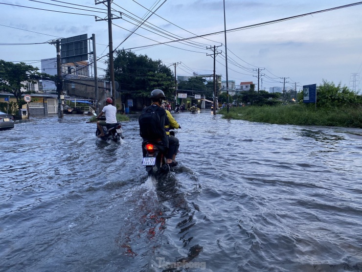 Người dân TPHCM bì bõm lội nước sau cơn mưa trắng trời chiều cuối tuần - 9