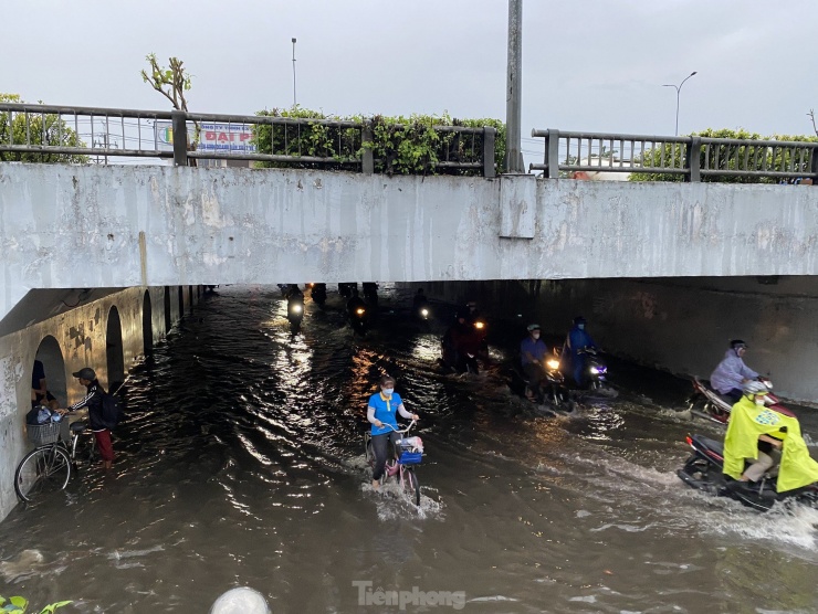 Nước ngập mênh mông ở trụ sở UBND quận, hầm chui sau mưa lớn tại TPHCM - 1