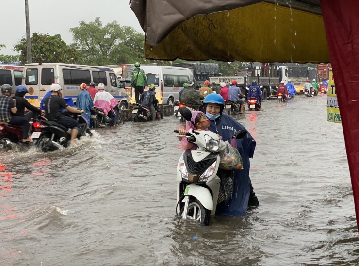 Nước ngập mênh mông ở trụ sở UBND quận, hầm chui sau mưa lớn tại TPHCM - 8