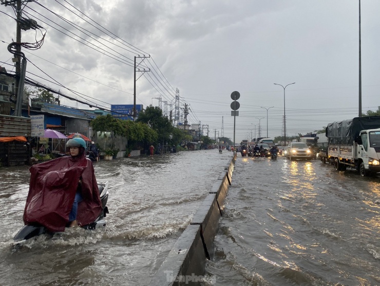 Nước ngập mênh mông ở trụ sở UBND quận, hầm chui sau mưa lớn tại TPHCM - 7