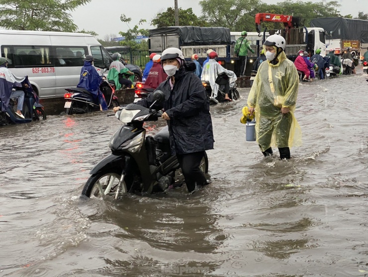 Nước ngập mênh mông ở trụ sở UBND quận, hầm chui sau mưa lớn tại TPHCM - 9