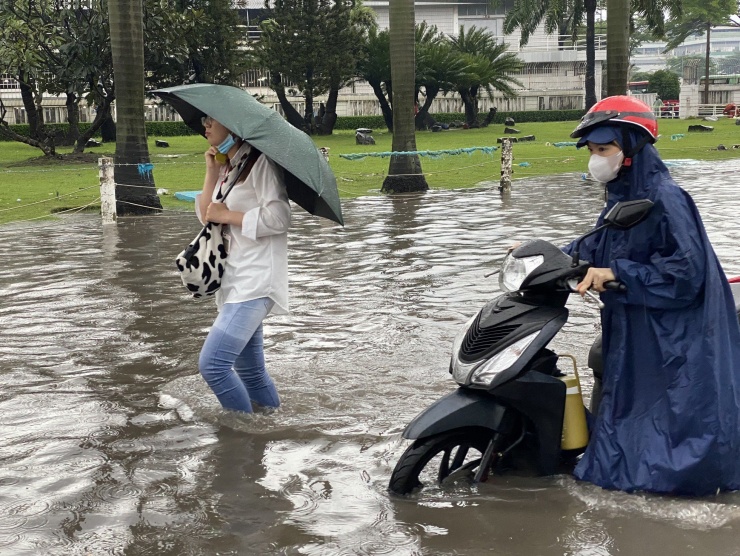 Nước ngập mênh mông ở trụ sở UBND quận, hầm chui sau mưa lớn tại TPHCM - 12