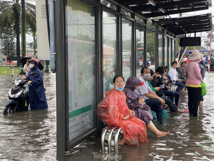 Nước ngập mênh mông ở trụ sở UBND quận, hầm chui sau mưa lớn tại TPHCM - 13