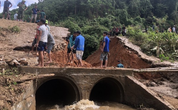 Mưa lũ cuốn trôi đường giao thông ở huyện miền núi Quảng Trị - 2