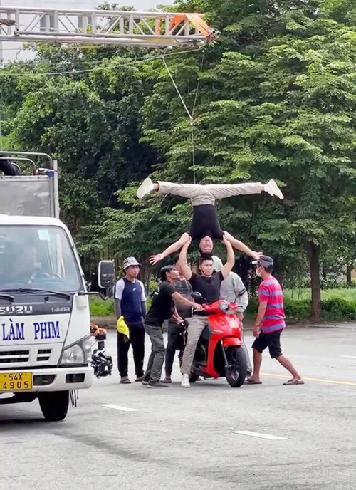 Công an thông tin vụ 2 nghệ sĩ Quốc Cơ – Quốc Nghiệp “chồng đầu đi xe máy” - 2