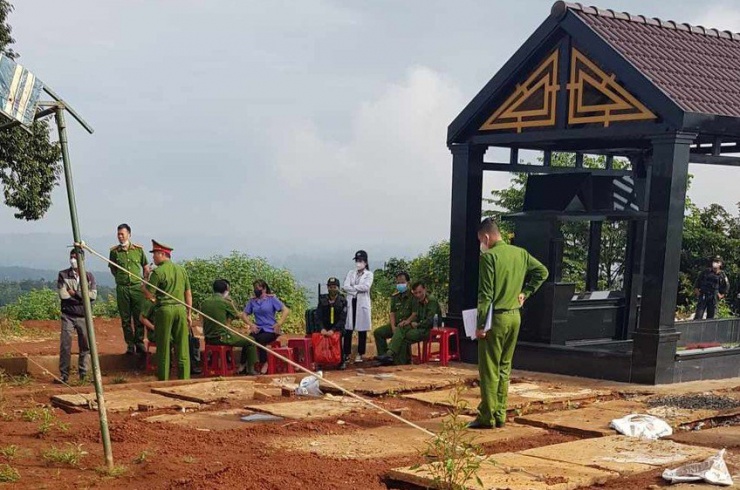 Công an đã khai quật tử thi tranh chấp ở Đắk Nông - 1