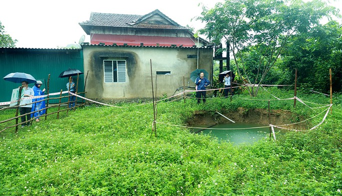 Xuất hiện "hố tử thần" sâu 12m trong vườn nhà dân ở Quảng Bình - 1