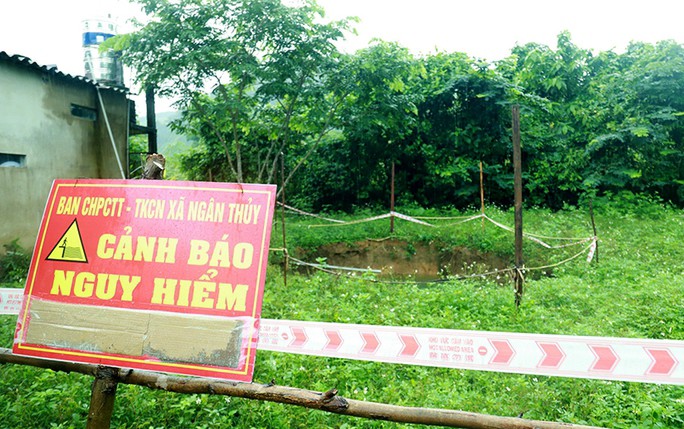 Xuất hiện "hố tử thần" sâu 12m trong vườn nhà dân ở Quảng Bình - 2