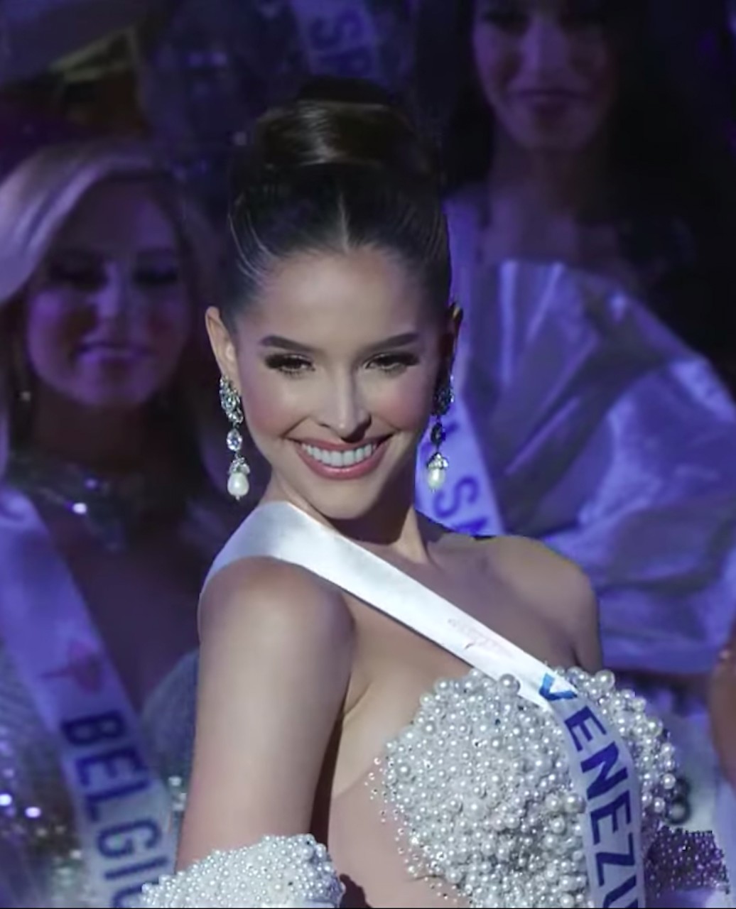 Vẻ đẹp như trong tranh của người đẹp Venezuela thứ 9 lên ngôi Hoa hậu Quốc tế 2023 - 4
