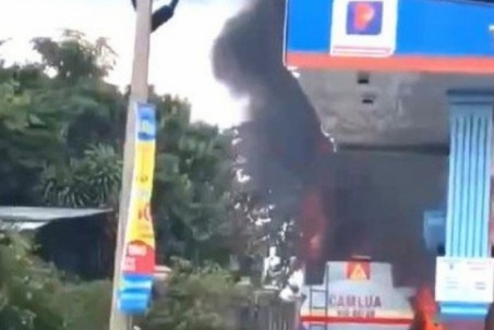 Xe bể bốc cháy kinh hoàng bên trên siêu thị xăng dầu mặt mũi quốc lộ 13