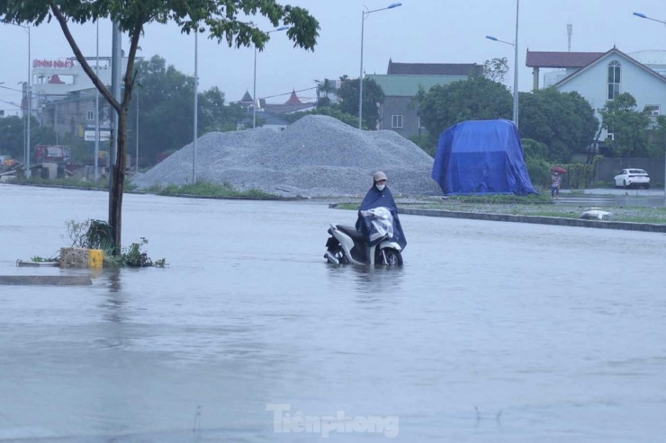 Mưa trắng trời "nhấn chìm" nhiều tuyến đường ở TP Vinh - 5