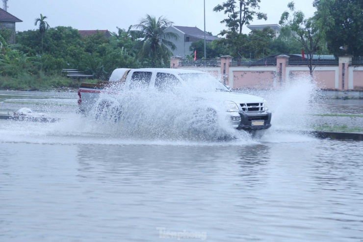 Mưa trắng trời "nhấn chìm" nhiều tuyến đường ở TP Vinh - 7