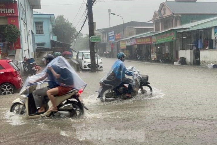 Mưa trắng trời "nhấn chìm" nhiều tuyến đường ở TP Vinh - 4