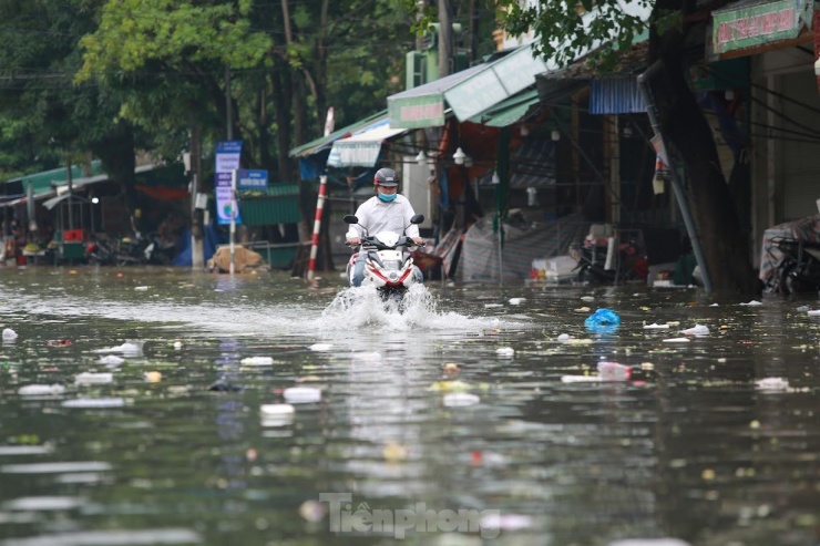 Mưa trắng trời "nhấn chìm" nhiều tuyến đường ở TP Vinh - 9