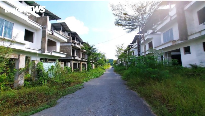 Khung cảnh hoang tàn trong khu biệt thự nghìn tỷ cho chuyên gia bị bỏ hoang ở Đà Nẵng - 4