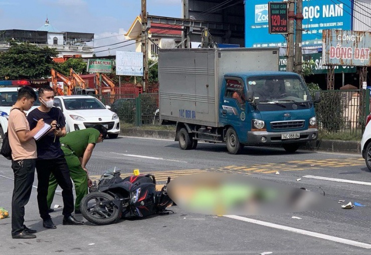 Va chạm với container trên Quốc lộ 5, 2 người đi xe máy tử vong - 1