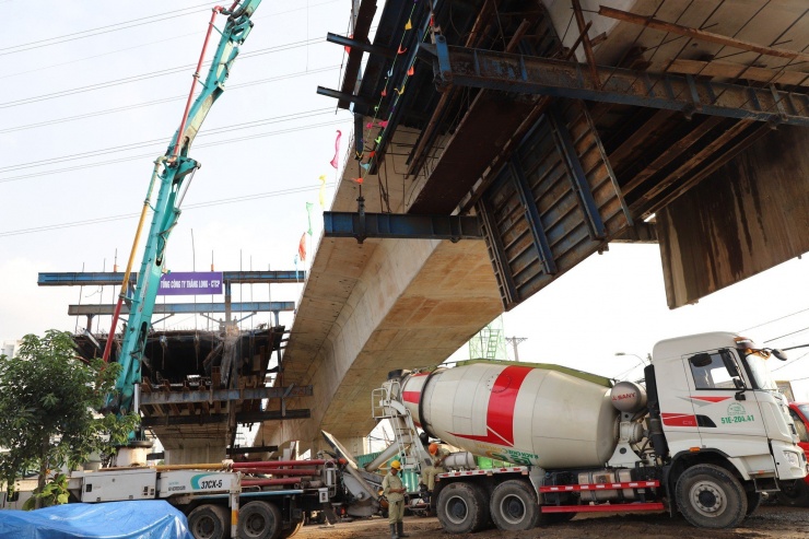 Cận cảnh cầu hơn 900 tỷ ở khu đông TPHCM hợp long nhịp chính sau 4 năm 'đắp chiếu' - 3