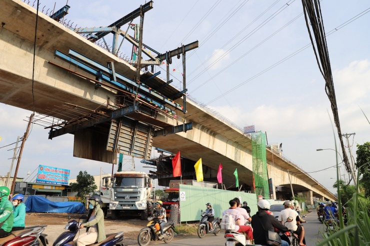 Cận cảnh cầu hơn 900 tỷ ở khu đông TPHCM hợp long nhịp chính sau 4 năm 'đắp chiếu' - 1