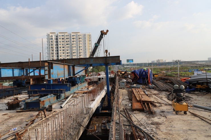 Cận cảnh cầu hơn 900 tỷ ở khu đông TPHCM hợp long nhịp chính sau 4 năm 'đắp chiếu' - 2