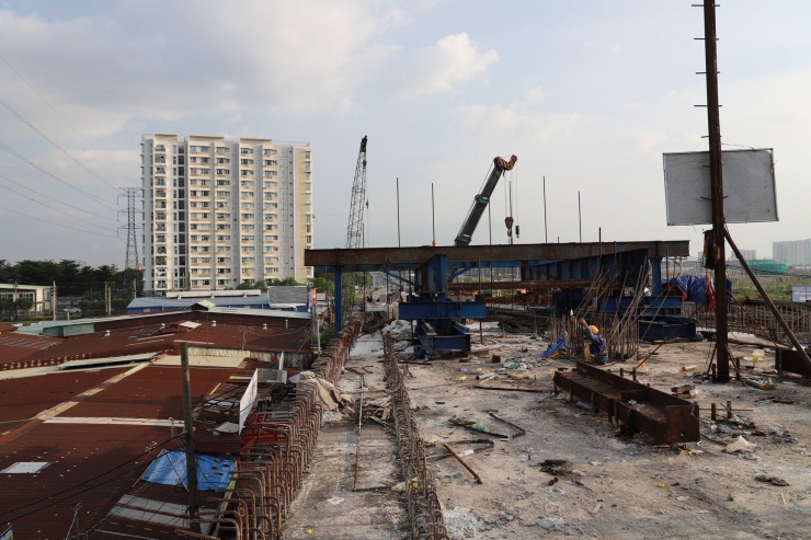 Cận cảnh cầu hơn 900 tỷ ở khu đông TPHCM hợp long nhịp chính sau 4 năm 'đắp chiếu' - 5