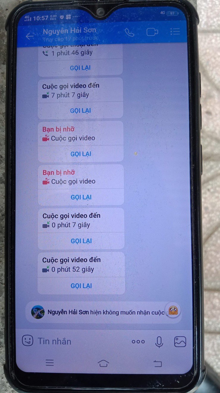 Vợ báo công an: Chồng rút tiền 3 sổ tiết kiệm đưa cho "cảnh sát mạng" - 1