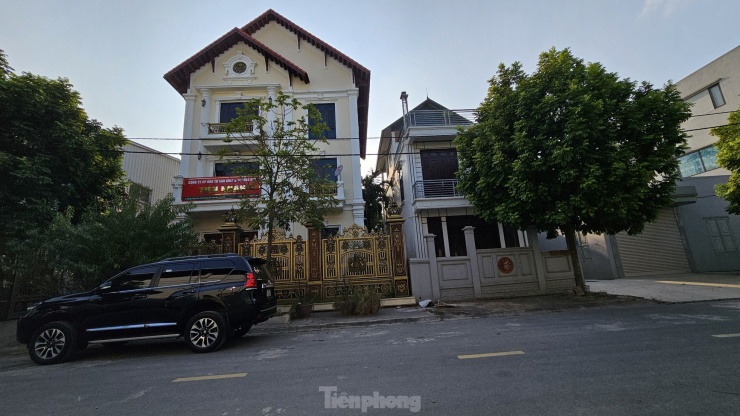 Cận cảnh loạt biệt thự ''mọc'' trong cụm công nghiệp làng nghề ở Hà Nội - 7