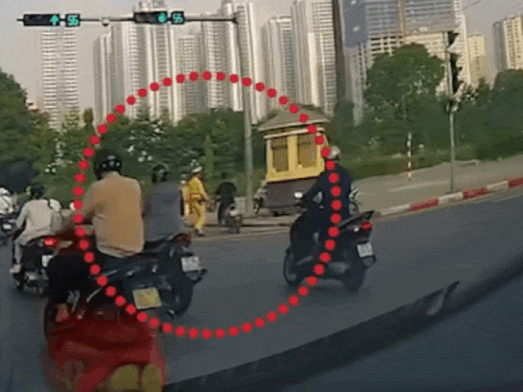 Clip: Lái xe máy "thông chốt", tông ngã cả CSGT