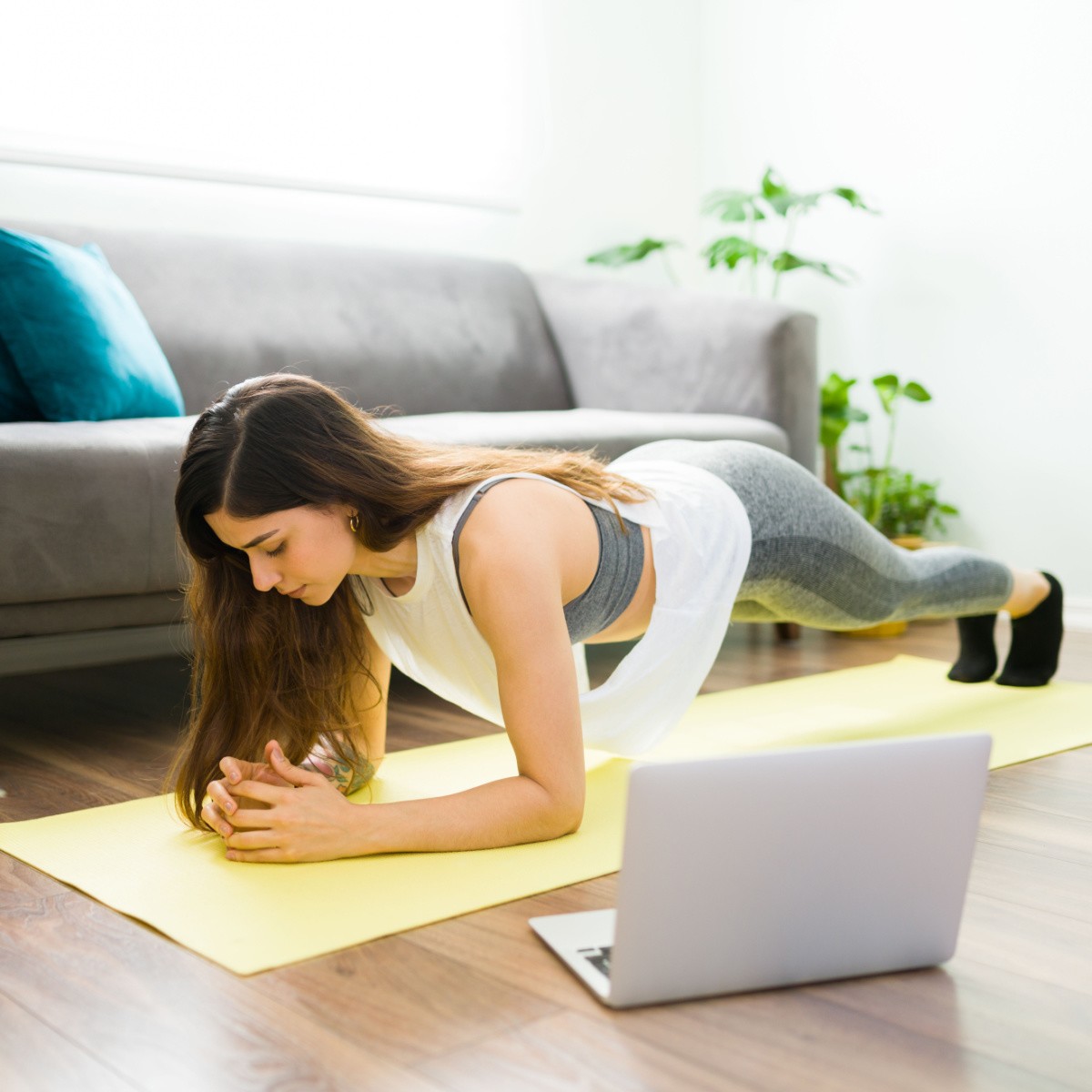 3 động tác yoga tại nhà cho vùng bụng phẳng lì - 1