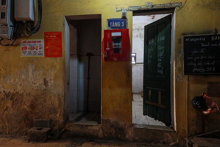 Khu tập thể cũ giữa Hà Nội: Hàng trăm người dùng chung nhà vệ sinh, "xếp hàng" chờ đi tắm - 7