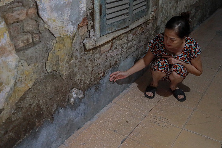 Khu tập thể cũ giữa Hà Nội: Hàng trăm người dùng chung nhà vệ sinh, "xếp hàng" chờ đi tắm - 6
