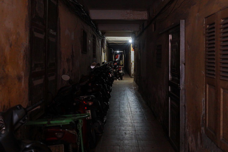 Khu tập thể cũ giữa Hà Nội: Hàng trăm người dùng chung nhà vệ sinh, "xếp hàng" chờ đi tắm - 9