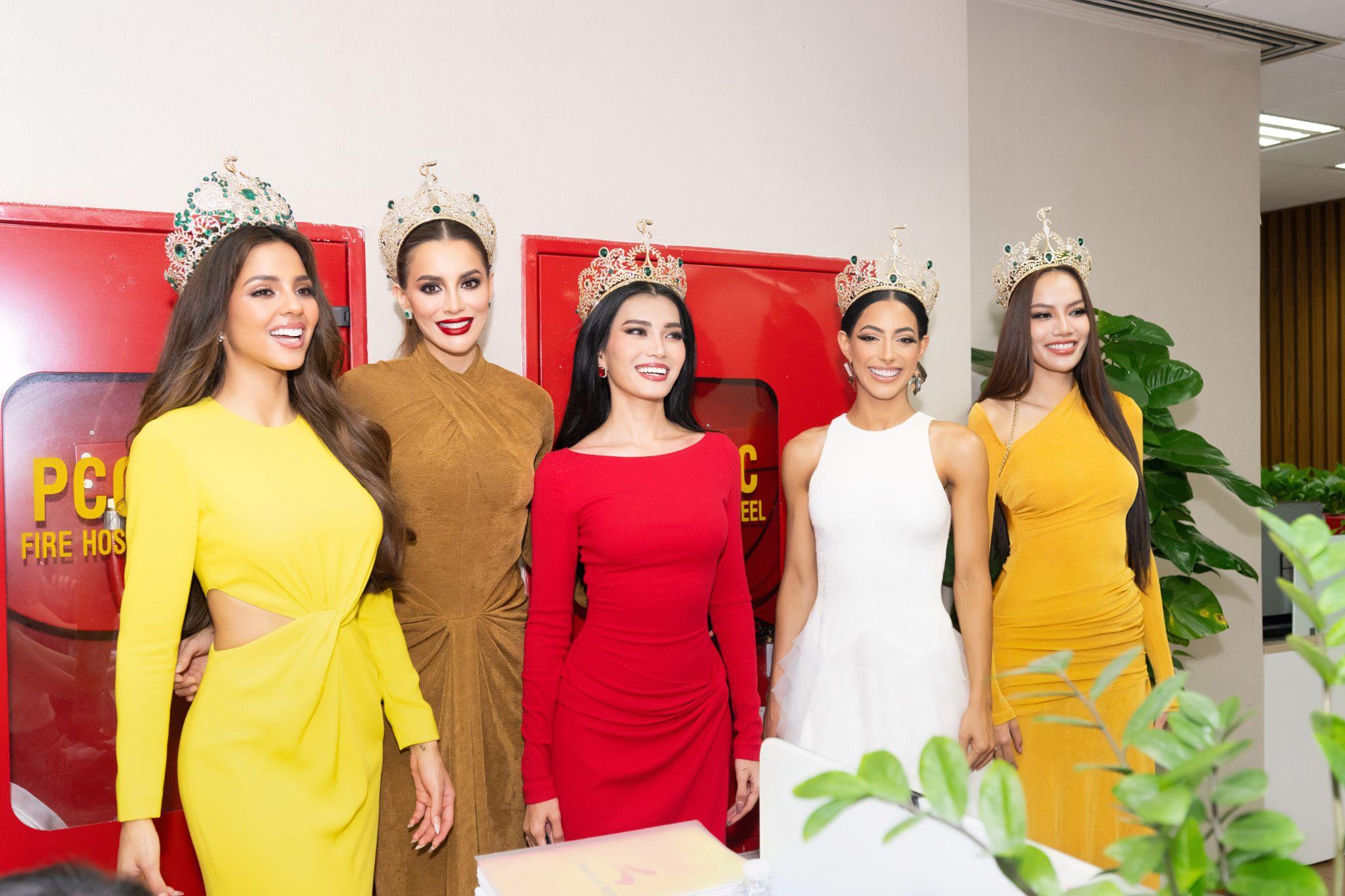 Top 10 Miss Grand International 2023 thăm văn phòng Chicilon Media - 2
