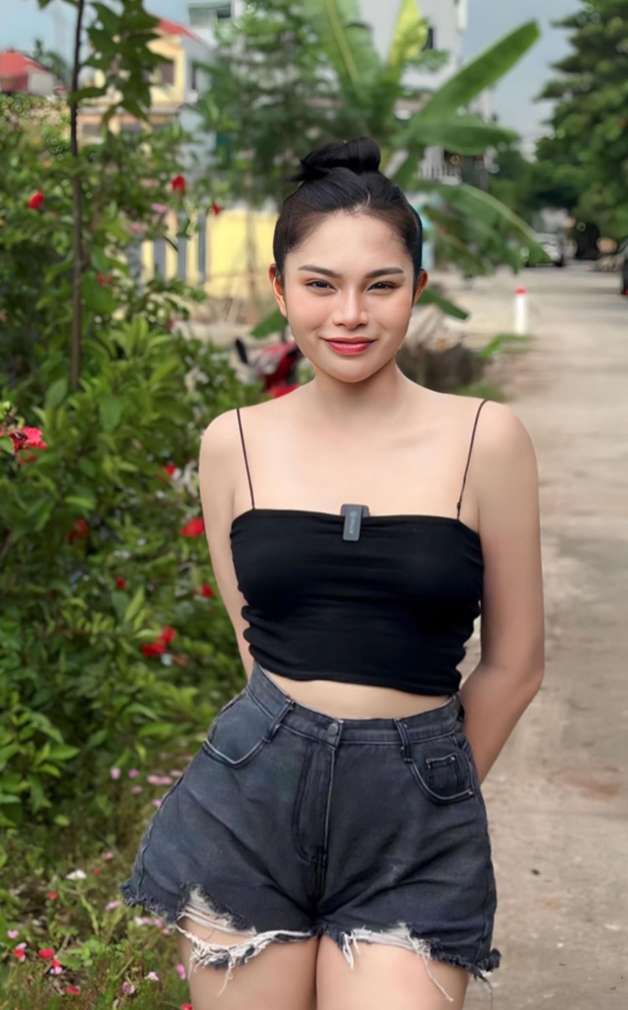 "Cô gái đỏ" đáng sợ nhất phim Việt top 1 Netflix ngoài đời xinh đẹp, quyến rũ không ngờ - 4