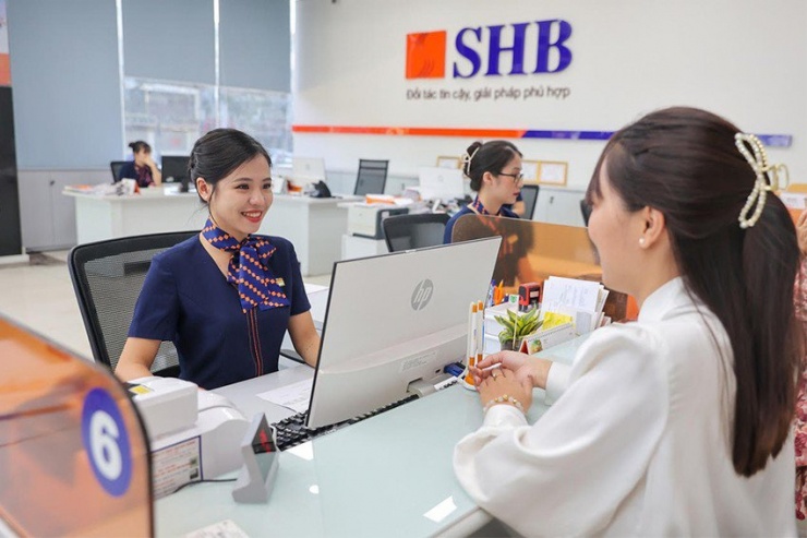 Lãi suất huy động giảm kỷ lục, người gửi tiền mất vui - 1