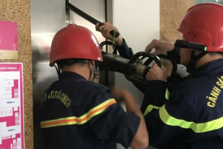 CLIP: Phá cầu thang máy đem 9 người vướng kẹt ra bên ngoài ở TP HCM