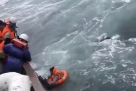Clip: Căng trực tiếp cứu giúp nàn 2 người trôi dạt bên trên biển