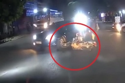 Clip: Phóng xe máy phi thẳng vào ô tô, 2 người đi xe máy có hành động ngỡ ngàng