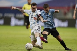 Nhận toan trận HOT vòng sơ loại World Cup: Argentina ngóng Messi lan sáng sủa,...