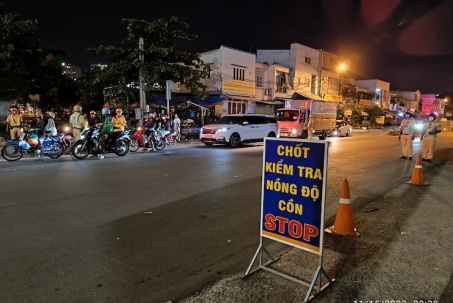 Nhậu với đồng nghiệp khi vừa nhận lương, cô gái có nồng độ cồn kịch khung