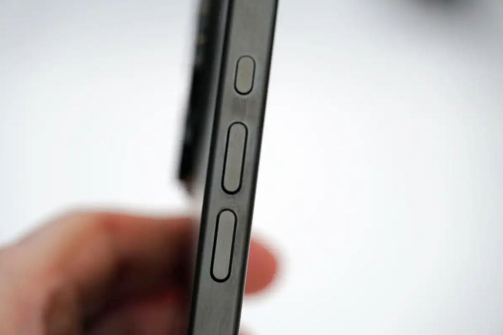 3 điểm trừ khiến iPhone 15 Pro lép vế trước “đối thủ” Android - 2